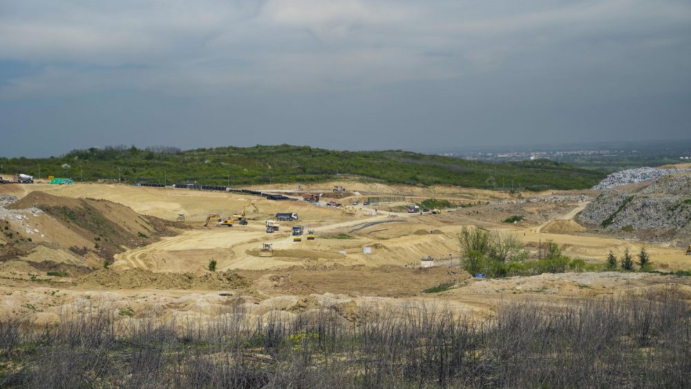 The new sanitary landfill started operations in August 2nd, 2021. 
Municipal waste collected by PUC Gradska čistoća from the territory of 15 municipalities of Belgrade is disposed of at the new landfill in compliance with the highest waste management standards of the European Union and Serbia. On average, 500 to 600 trucks that is 1,500 tons of municipal waste arrive at the Vinča landfill. Construction of new sanitary cells is ongoing.