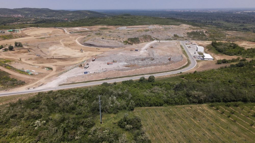 The new sanitary landfill started operations in August 2nd, 2021.  Municipal waste collected by PUC Gradska čistoća from the territory of 15 municipalities of Belgrade is disposed of at the new landfill in compliance with the highest waste management standards of the European Union and Serbia. On average, 500 to 600 trucks that is 1,500 tons of municipal waste arrive at the Vinča landfill. Construction of new sanitary cells is ongoing.