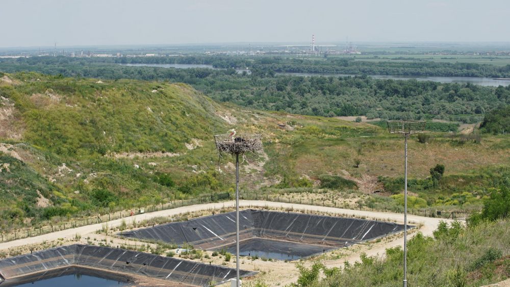 The new sanitary landfill started operations in August 2nd, 2021.  Municipal waste collected by PUC Gradska čistoća from the territory of 15 municipalities of Belgrade is disposed of at the new landfill in compliance with the highest waste management standards of the European Union and Serbia. On average, 500 to 600 trucks that is 1,500 tons of municipal waste arrive at the Vinča landfill. Construction of new sanitary cells is ongoing.