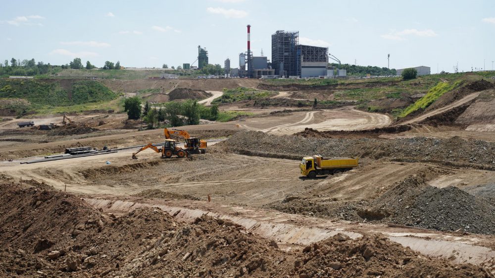 The new sanitary landfill started operations in August 2nd, 2021.  Municipal waste collected by PUC Gradska čistoća from the territory of 15 municipalities of Belgrade is disposed of at the new landfill in compliance with the highest waste management standards of the European Union and Serbia. On average, 500 to 600 trucks that is 1,500 tons of municipal waste arrive at the Vinča landfill. Construction of new sanitary cells is ongoing.