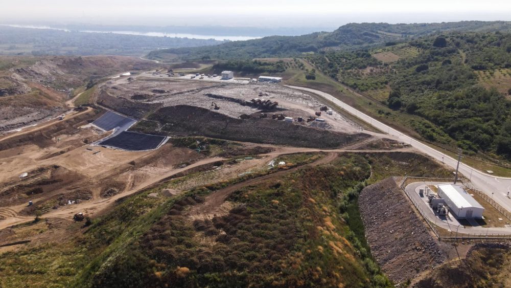 The new sanitary landfill started operations in August 2nd, 2021.  Municipal waste collected by PUC Gradska čistoća from the territory of 15 municipalities of Belgrade is disposed of at the new landfill in compliance with the highest waste management standards of the European Union and Serbia. On average, 500 to 600 trucks that is 1,500 tons of municipal waste arrive at the Vinča landfill. Construction of new sanitary cells is ongoing.