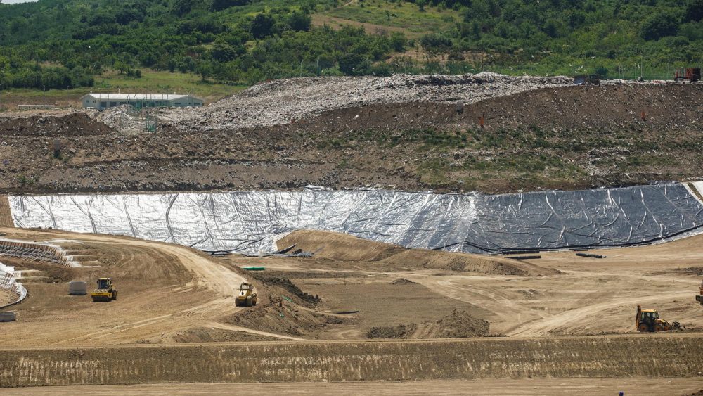 The new sanitary landfill started operations in August 2nd, 2021.  Municipal waste collected by PUC Gradska čistoća from the territory of 15 municipalities of Belgrade is disposed of at the new landfill in compliance with the highest waste management standards of the European Union and Serbia. On average, 500 to 600 trucks that is 1,500 tons of municipal waste arrive at the Vinča landfill. Construction of new sanitary cells is ongoing.