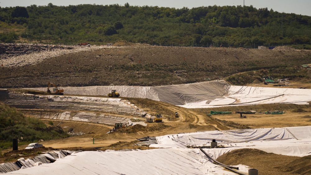 The new sanitary landfill started operations in August 2nd, 2021.  Municipal waste collected by PUC Gradska čistoća from the territory of 15 municipalities of Belgrade is disposed of at the new landfill in compliance with the highest waste management standards of the European Union and Serbia. On average, 500 to 600 trucks that is 1,500 tons of municipal waste arrive at the Vinča landfill. Construction of new sanitary cells is ongoing.