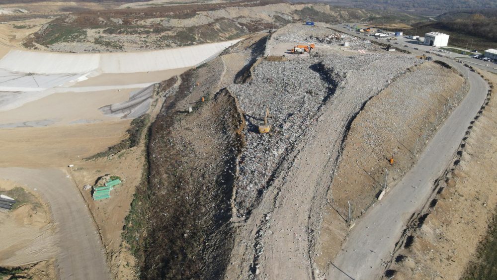 The new sanitary landfill started operations in August 2nd, 2021. Municipal waste collected by PUC Gradska čistoća from the territory of 15 municipalities of Belgrade is disposed of at the new landfill in compliance with the highest waste management standards of the European Union and Serbia. On average, 500 to 600 trucks that is 1,500 tons of municipal waste arrive at the Vinča landfill. Construction of new sanitary cells is ongoing.