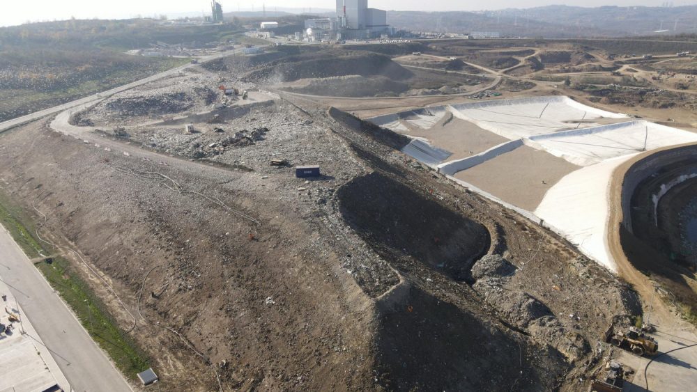The new sanitary landfill started operations in August 2nd, 2021. Municipal waste collected by PUC Gradska čistoća from the territory of 15 municipalities of Belgrade is disposed of at the new landfill in compliance with the highest waste management standards of the European Union and Serbia. On average, 500 to 600 trucks that is 1,500 tons of municipal waste arrive at the Vinča landfill. Construction of new sanitary cells is ongoing.