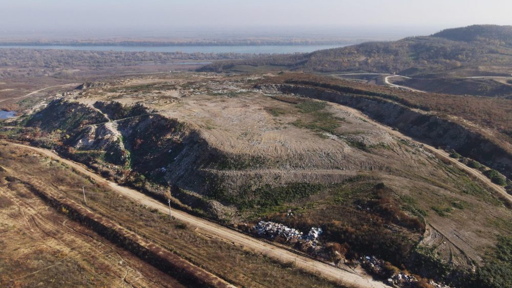 The new sanitary landfill started operations in August 2nd, 2021. Municipal waste collected by PUC Gradska čistoća from the territory of 15 municipalities of Belgrade is disposed of at the new landfill in compliance with the highest waste management standards of the European Union and Serbia. On average, 500 to 600 trucks that is 1,500 tons of municipal waste arrive at the Vinča landfill. Construction of new sanitary cells is ongoing.