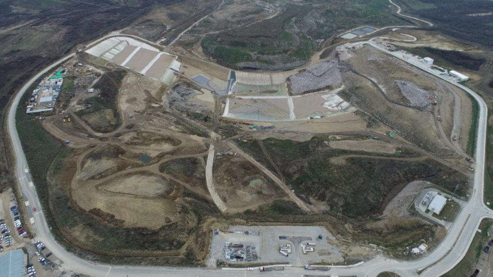 The new sanitary landfill started operations in August 2nd, 2021. Municipal waste collected by PUC Gradska čistoća from the territory of 15 municipalities of Belgrade is disposed of at the new landfill in compliance with the highest waste management standards of the European Union and Serbia. On average, 500 to 600 trucks that is 1,500 tons of municipal waste arrive at the Vinča landfill. Construction of new sanitary cells is ongoing.