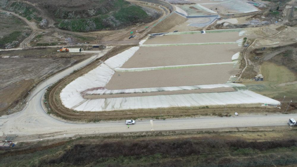 The new sanitary landfill started operations in August 2nd, 2021. Municipal waste collected by PUC Gradska čistoća from the territory of 15 municipalities of Belgrade is disposed of at the new landfill in compliance with the highest waste management standards of the European Union and Serbia. On average, 500 to 600 trucks that is 1,500 tons of municipal waste arrive at the Vinča landfill. Construction of new sanitary cells is ongoing.