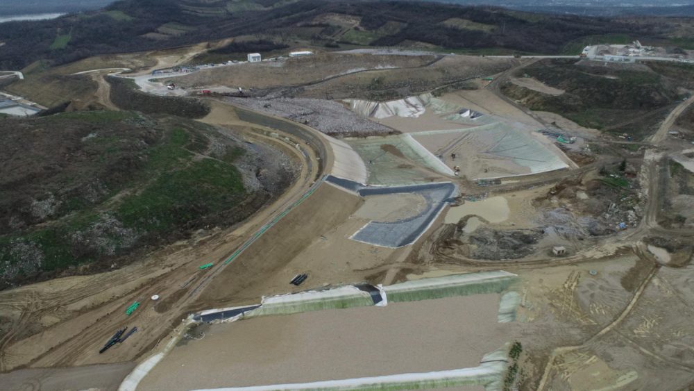 The new sanitary landfill started operations in August 2nd, 2021. Municipal waste collected by PUC Gradska čistoća from the territory of 15 municipalities of Belgrade is disposed of at the new landfill in compliance with the highest waste management standards of the European Union and Serbia. On average, 500 to 600 trucks that is 1,500 tons of municipal waste arrive at the Vinča landfill. Construction of new sanitary cells is ongoing.