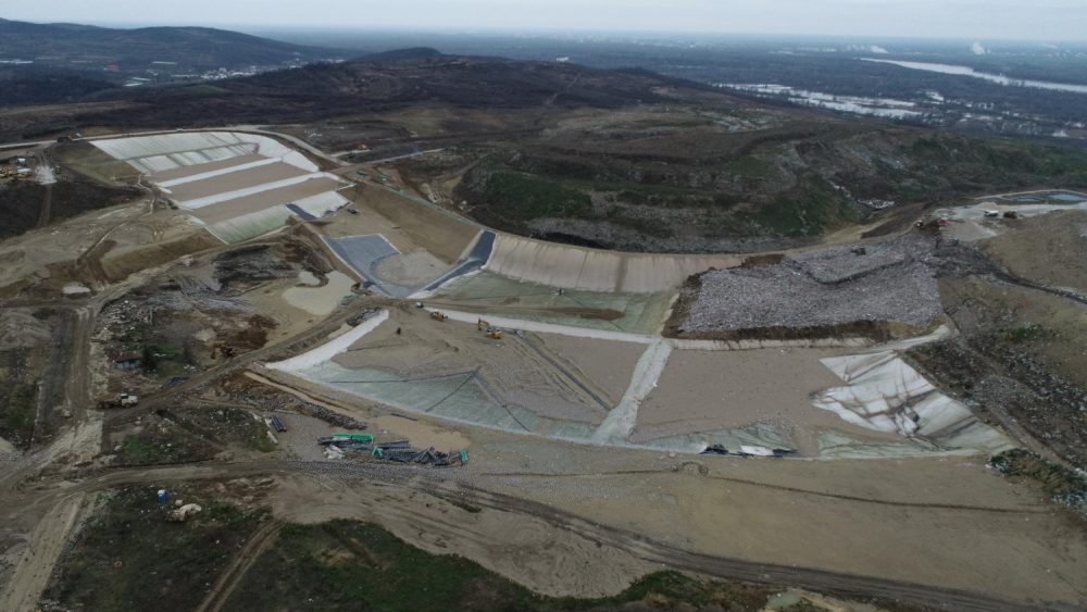 The new sanitary landfill started operations in August 2nd, 2021. Municipal waste collected by PUC Gradska čistoća from the territory of 15 municipalities of Belgrade is disposed of at the new landfill in compliance with the highest waste management standards of the European Union and Serbia. On average, 500 to 600 trucks that is 1,500 tons of municipal waste arrive at the Vinča landfill. Construction of new sanitary cells is ongoing.