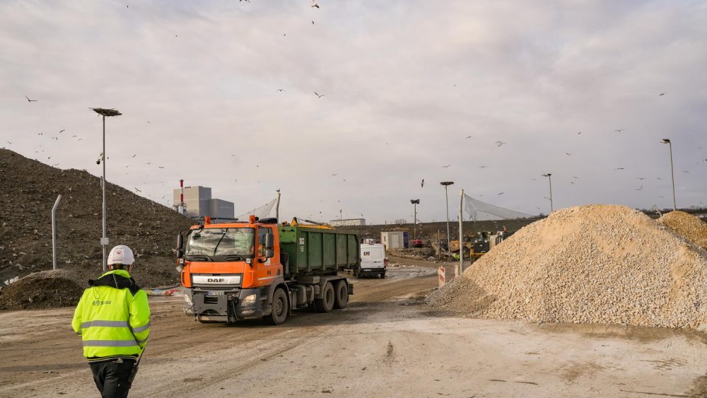 The new sanitary landfill started operations in August 2nd, 2021. Municipal waste collected by PUC Gradska čistoća from the territory of 15 municipalities of Belgrade is disposed of at the new landfill in compliance with the highest waste management standards of the European Union and Serbia. On average, 500 to 600 trucks that is 1,500 tons of municipal waste arrive at the Vinča landfill. Construction of new sanitary cells is ongoing.