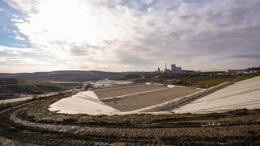 The new sanitary landfill started operations in August 2nd, 2021. Municipal waste collected by PUC Gradska čistoća from the territory of 15 municipalities of Belgrade is disposed of at the new landfill in compliance with the highest waste management standards of the European Union and Serbia. On average, 500 to 600 trucks that is 1,500 tons of municipal waste arrive at the Vinča landfill. Construction of new sanitary cells is ongoing.