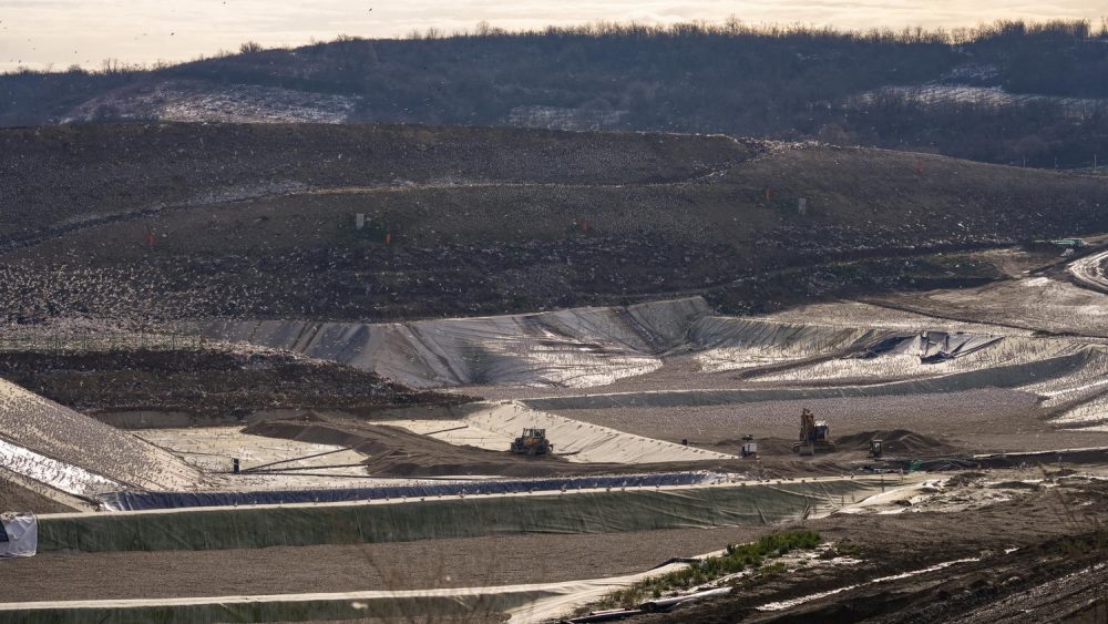 The new sanitary landfill started operations in August 2nd, 2021. Municipal waste collected by PUC Gradska čistoća from the territory of 15 municipalities of Belgrade is disposed of at the new landfill in compliance with the highest waste management standards of the European Union and Serbia. On average, 500 to 600 trucks that is 1,500 tons of municipal waste arrive at the Vinča landfill. Construction of new sanitary cells is ongoing.