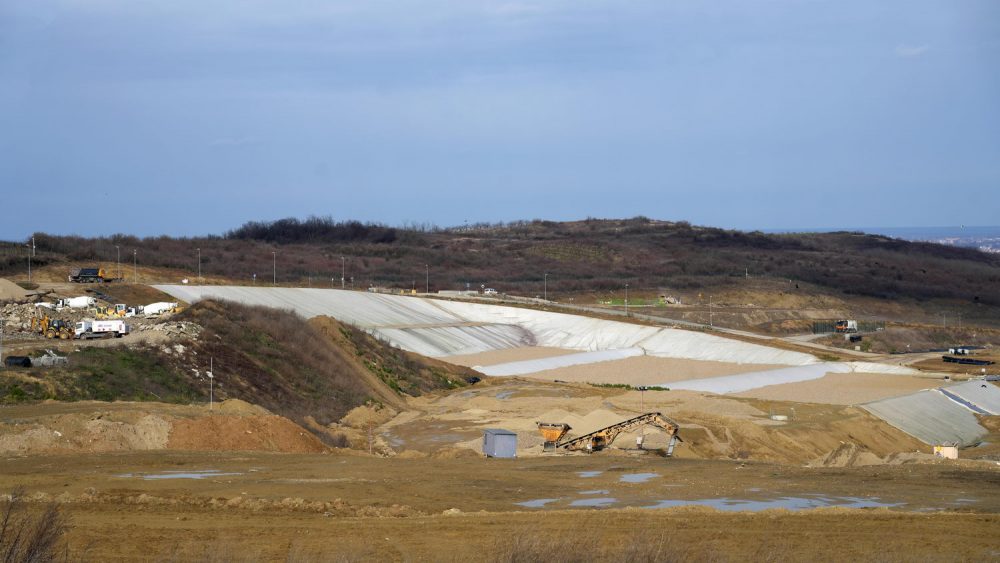 The new sanitary landfill started operations in August 2nd, 2021. Municipal waste collected by PUC Gradska čistoća from the territory of 15 municipalities of Belgrade is disposed of at the new landfill in compliance with the highest waste management standards of the European Union and Serbia. On average, 500 to 600 trucks that is 1,500 tons of municipal waste arrive at the Vinča landfill. Construction of new sanitary cells is ongoing.