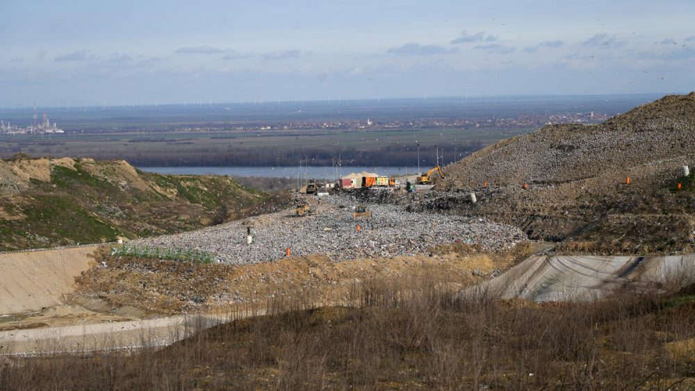 The new sanitary landfill started operations in August 2nd, 2021. Municipal waste collected by PUC Gradska čistoća from the territory of 15 municipalities of Belgrade is disposed of at the new landfill in compliance with the highest waste management standards of the European Union and Serbia. On average, 500 to 600 trucks that is 1,500 tons of municipal waste arrive at the Vinča landfill. Construction of new sanitary cells is ongoing.