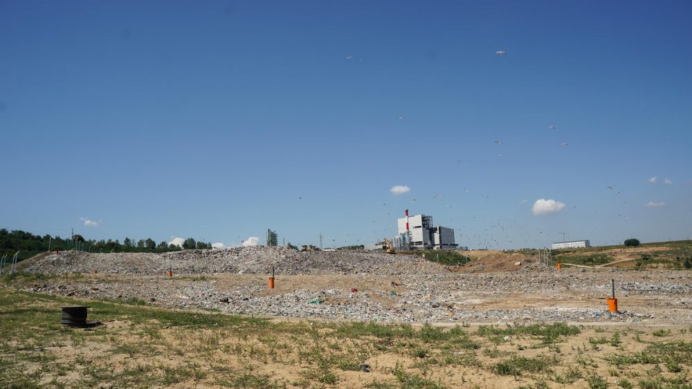 Sanitarna deponija - Odlaganje komunalnog otpada na novu sanitarnu deponiju je počelo 2. avgusta 2021. Komunalni otpad koji sakuplja JKP Gradska čistoća sa teritorije 15 opština Beograda se odlaže na novoj deponiji u skladu sa najvišim standardima iz oblasti upravljanja otpadom Evropske unije i Srbije . Na deponiju u Vinči u proseku dnevno stigne od 500 do 600 kamiona tj. 1500 tona komunalnog otpada. U toku je izgradnja novih ćelija.