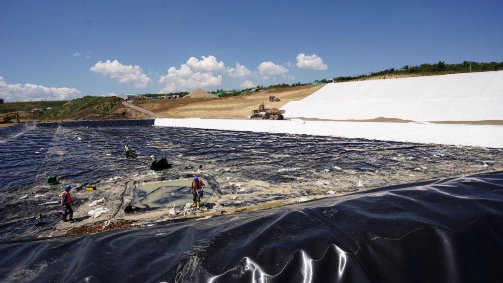 Sanitarna deponija - Odlaganje komunalnog otpada na novu sanitarnu deponiju je počelo 2. avgusta 2021. Komunalni otpad koji sakuplja JKP Gradska čistoća sa teritorije 15 opština Beograda se odlaže na novoj deponiji u skladu sa najvišim standardima iz oblasti upravljanja otpadom Evropske unije i Srbije . Na deponiju u Vinči u proseku dnevno stigne od 500 do 600 kamiona tj. 1500 tona komunalnog otpada. U toku je izgradnja novih ćelija.