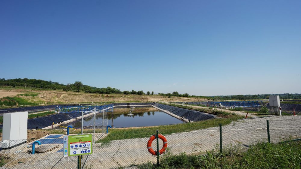 Uskoro se pušta u rad postrojenje za prečišćavanje procednih voda koje će se dovoditi do postrojenja sistemom cevovoda i kanala i nakon prečišćavanja voda upuštati u Ošljanski vodotok, tako da će čista voda odlaziti u reku Dunav. Tretman procednih se vrši primenom tehnologije  reverzne osmoze.