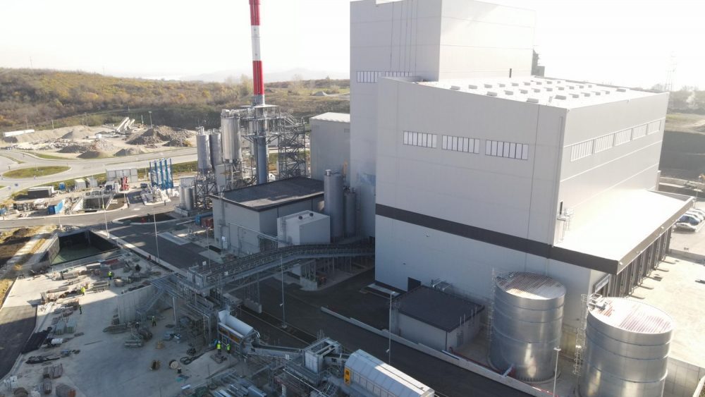Izgradnja postrojenja za energetsko iskorišćenje otpada je u toku, oprema je isporučena, 85% radova je izvedeno. Predstoji faza testiranja i procesi pripreme za puštanje postrojenja u rad.