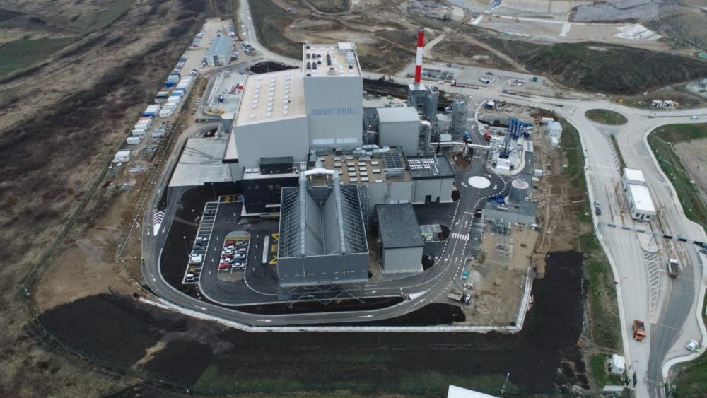 Izgradnja postrojenja za energetsko iskorišćenje otpada je u toku, oprema je isporučena, 85% radova je izvedeno. U toku je faza testiranja i procesi pripreme za puštanje postrojenja u rad.