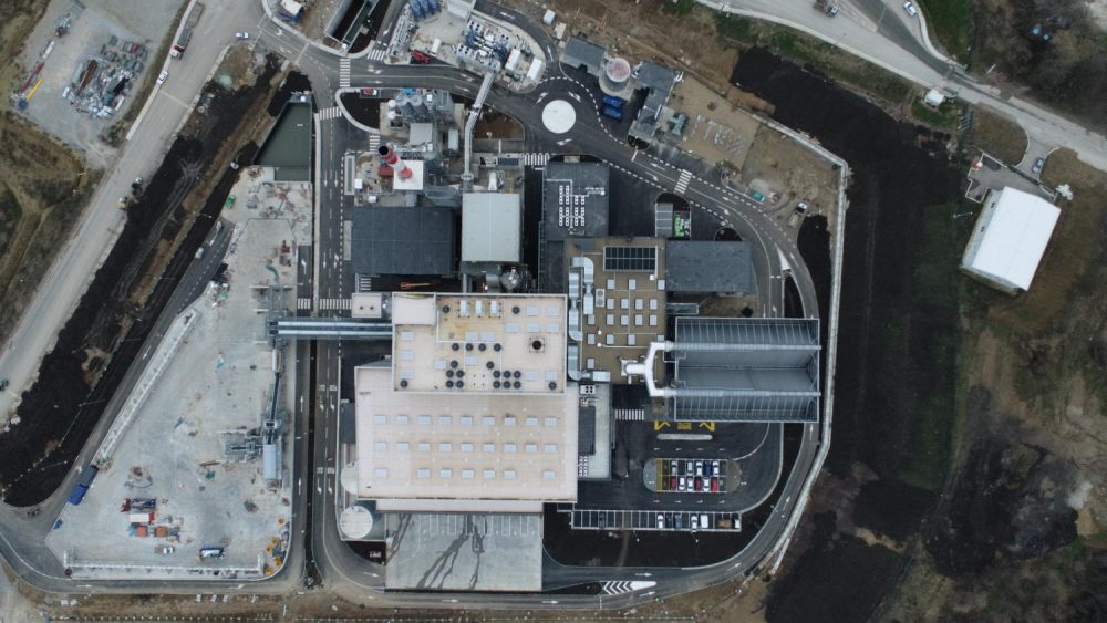 Izgradnja postrojenja za energetsko iskorišćenje otpada je u toku, oprema je isporučena, 85% radova je izvedeno. U toku je faza testiranja i procesi pripreme za puštanje postrojenja u rad.
