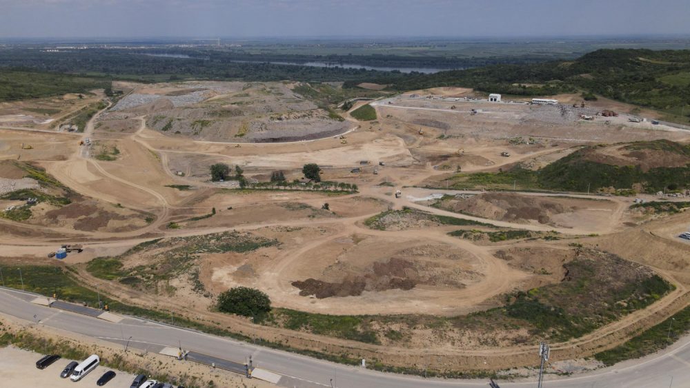 The new sanitary landfill started operations in August 2nd, 2021.  Municipal waste collected by PUC Gradska čistoća from the territory of 15 municipalities of Belgrade is disposed of at the new landfill in compliance with the highest waste management standards of the European Union and Serbia. On average, 500 to 600 trucks that is 1,500 tons of municipal waste arrive at the Vinča landfill. Construction of new sanitary cells is ongoing.