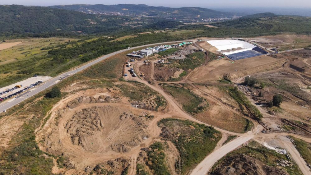 The new sanitary landfill started operations in August 2nd, 2021.  Municipal waste collected by PUC Gradska čistoća from the territory of 15 municipalities of Belgrade is disposed of at the new landfill in compliance with the highest waste management standards of the European Union and Serbia. On average, 500 to 600 trucks that is 1,500 tons of municipal waste arrive at the Vinča landfill. Construction of new sanitary cells is ongoing.