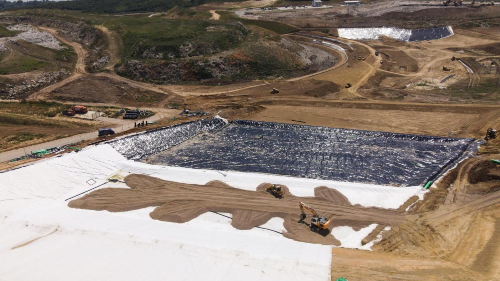 The new sanitary landfill started operations in August 2nd, 2021.  Municipal waste collected by PUC Gradska čistoća from the territory of 15 municipalities of Belgrade is disposed of at the new landfill in compliance with the highest waste management standards of the European Union and Serbia. On average, 500 to 600 trucks that is 1,500 tons of municipal waste arrive at the Vinča landfill. Construction of new sanitary cells is ongoing.