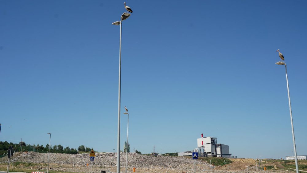 The new sanitary landfill started operations in August 2nd, 2021.  Municipal waste collected by PUC Gradska čistoća from the territory of 15 municipalities of Belgrade is disposed of at the new landfill in compliance with the highest waste management standards of the European Union and Serbia. On average, 500 to 600 trucks that is 1,500 tons of municipal waste arrive at the Vinča landfill. Construction of new sanitary cells is ongoing.