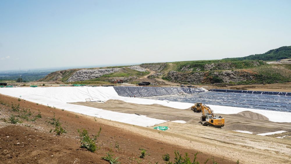 The new sanitary landfill started operations in August 2nd, 2021.  Municipal waste collected by PUC Gradska čistoća from the territory of 15 municipalities of Belgrade is disposed of at the new landfill in compliance with the highest waste management standards of the European Union and Serbia. On average, 500 to 600 trucks that is 1,500 tons of municipal waste arrive at the Vinča landfill. Construction of new sanitary cells is ongoing.