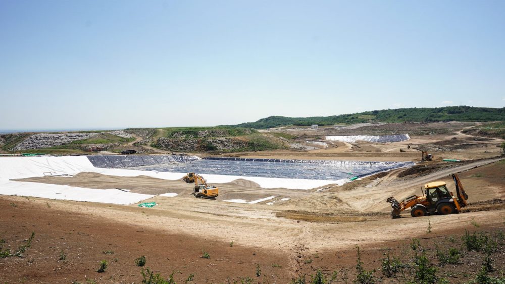 The new sanitary landfill started operations in August 2nd, 2021.  Municipal waste collected by PUC Gradska čistoća from the territory of 15 municipalities of Belgrade is disposed of at the new landfill in compliance with the highest waste management standards of the European Union and Serbia. On average, 500 to 600 trucks that is 1,500 tons of municipal waste arrive at the Vinča landfill. Construction of new sanitary cells is ongoing.