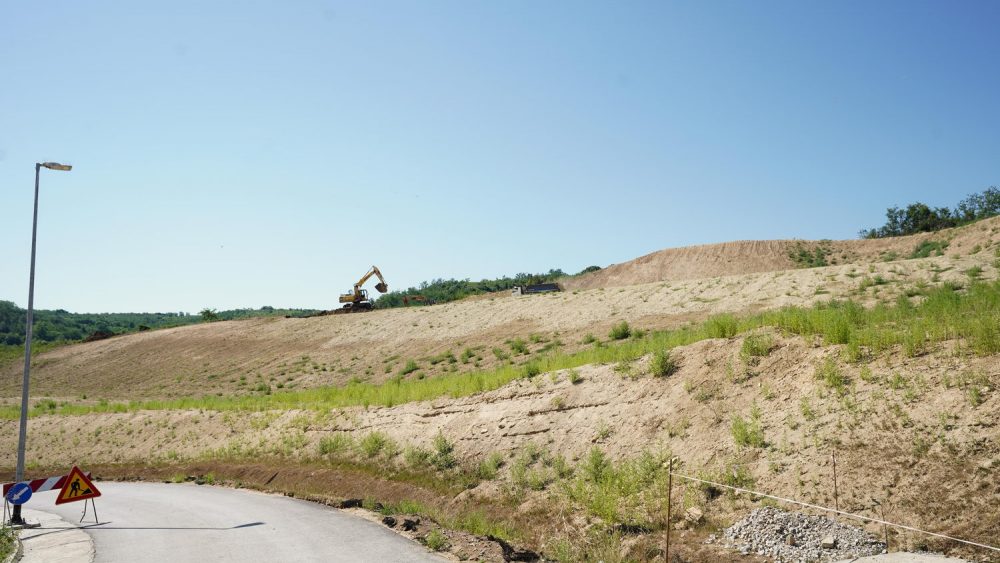 The new sanitary landfill started operations in August 2nd, 2021.  Municipal waste collected by PUC Gradska čistoća from the territory of 15 municipalities of Belgrade is disposed of at the new landfill in compliance with the highest waste management standards of the European Union and Serbia. On average, 500 to 600 trucks that is 1,500 tons of municipal waste arrive at the Vinča landfill. Construction of new sanitary cells is ongoing.