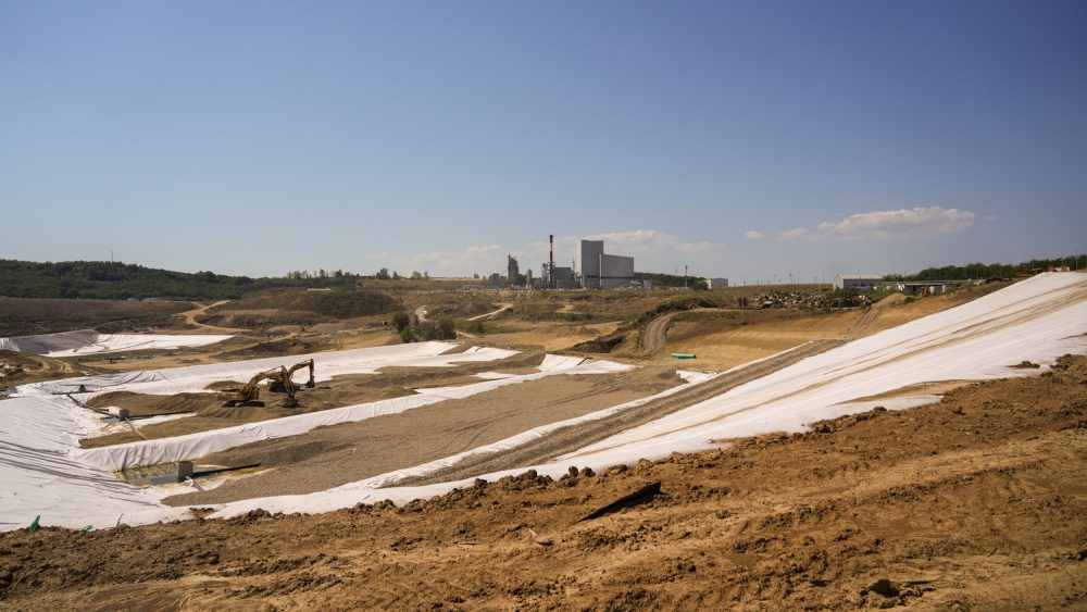 The new sanitary landfill started operations in August 2nd, 2021.  Municipal waste collected by PUC Gradska čistoća from the territory of 15 municipalities of Belgrade is disposed of at the new landfill in compliance with the highest waste management standards of the European Union and Serbia. On average, 500 to 600 trucks that is 1,500 tons of municipal waste arrive at the Vinča landfill. Construction of new sanitary cells is ongoing.