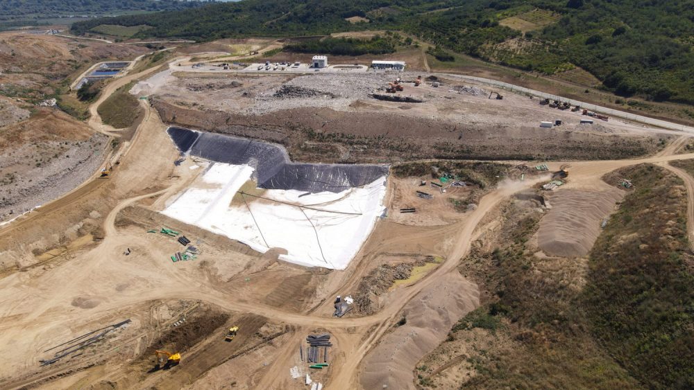 The new sanitary landfill started operations in August 2nd, 2021.  Municipal waste collected by PUC Gradska čistoća from the territory of 15 municipalities of Belgrade is disposed of at the new landfill in compliance with the highest waste management standards of the European Union and Serbia. On average, 500 to 600 trucks that is 1,500 tons of municipal waste arrive at the Vinča landfill. Construction of new sanitary cells is ongoing.