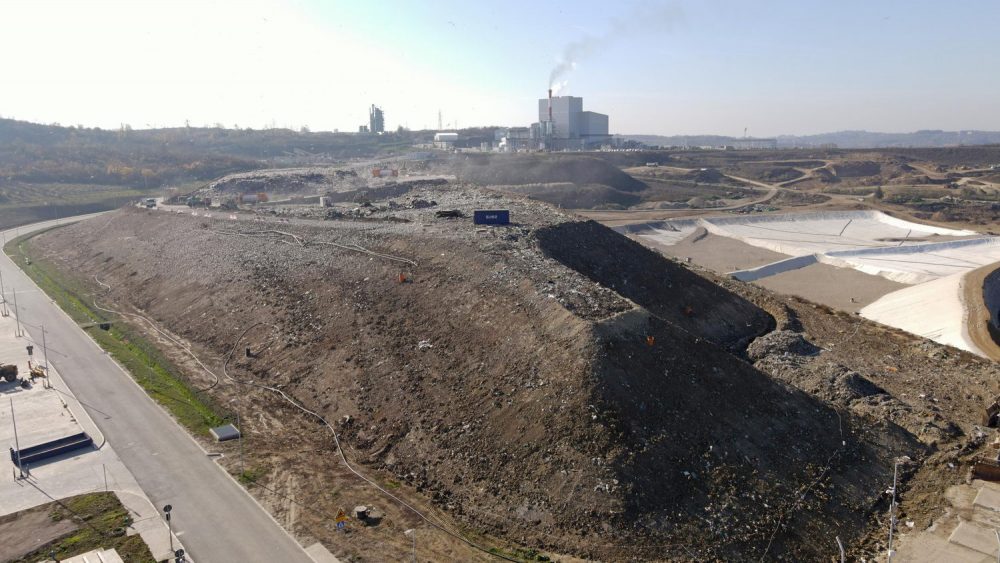 The new sanitary landfill started operations in August 2nd, 2021. Municipal waste collected by PUC Gradska čistoća from the territory of 15 municipalities of Belgrade is disposed of at the new landfill in compliance with the highest waste management standards of the European Union and Serbia. On average, 500 to 600 trucks that is 1,500 tons of municipal waste arrive at the Vinča landfill. Construction of new sanitary cells is ongoing.