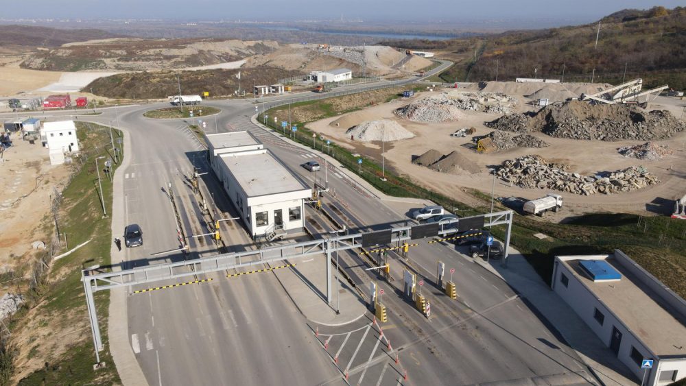 The new sanitary landfill started operations in August 2nd, 2021. Municipal waste collected by PUC Gradska čistoća from the territory of 15 municipalities of Belgrade is disposed of at the new landfill in compliance with the highest waste management standards of the European Union and Serbia. On average, 500 to 600 trucks that is 1,500 tons of municipal waste arrive at the Vinča landfill. Construction of new sanitary cells is ongoing.