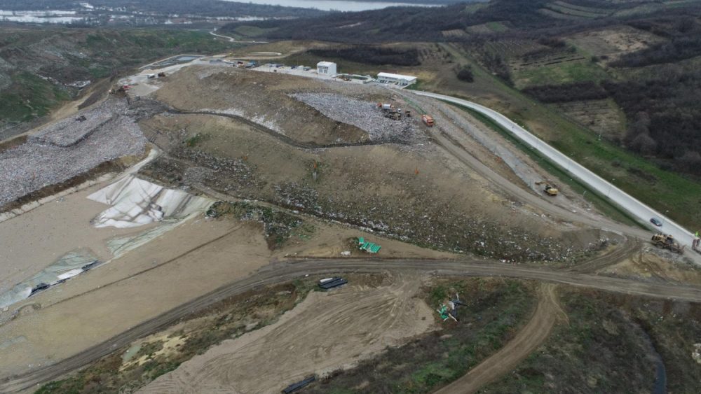 The new sanitary landfill started operations in August 2nd, 2021. Municipal waste collected by PUC Gradska čistoća from the territory of 15 municipalities of Belgrade is disposed of at the new landfill in compliance with the highest waste management standards of the European Union and Serbia. On average, 500 to 600 trucks that is 1,500 tons of municipal waste arrive at the Vinča landfill. Construction of new sanitary cells is ongoing.