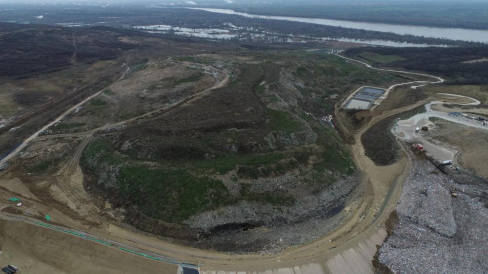 The new sanitary landfill started operations in August 2nd, 2021. Municipal waste collected by PUC Gradska čistoća from the territory of 15 municipalities of Belgrade is disposed of at the new landfill in compliance with the highest waste management standards of the European Union and Serbia. On average, 500 to 600 trucks that is 1,500 tons of municipal waste arrive at the Vinča landfill. Construction of new sanitary cells is ongoing.