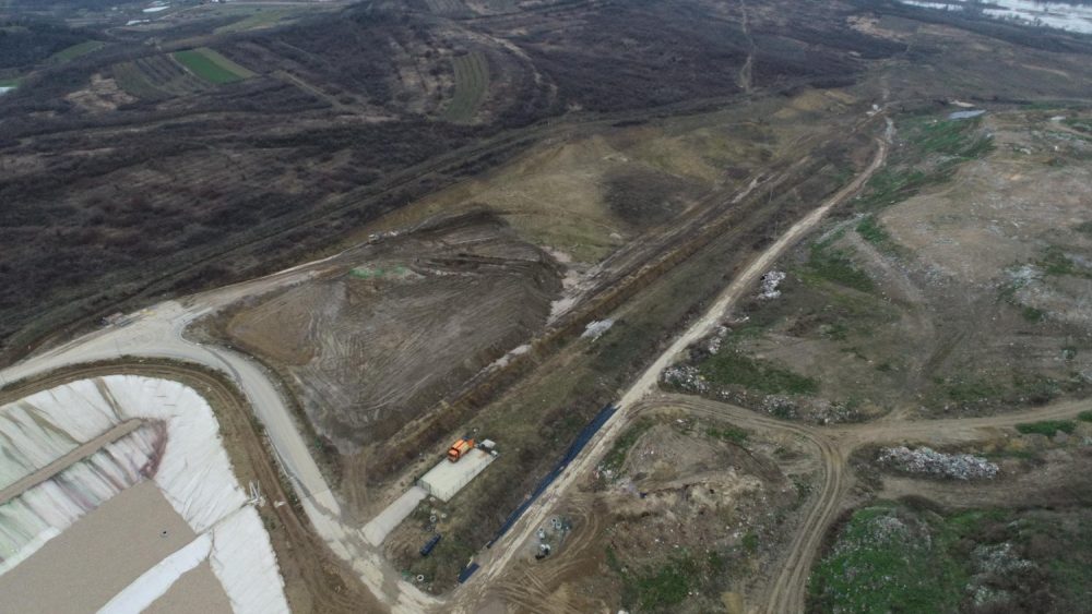 The new sanitary landfill started operations in August 2nd, 2021. Municipal waste collected by PUC Gradska čistoća from the territory of 15 municipalities of Belgrade is disposed of at the new landfill in compliance with the highest waste management standards of the European Union and Serbia. On average, 500 to 600 trucks that is 1,500 tons of municipal waste arrive at the Vinča landfill. Construction of new sanitary cells is ongoing.