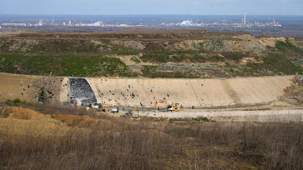 The new sanitary landfill started operations in August 2nd, 2021. Municipal waste collected by PUC Gradska čistoća from the territory of 15 municipalities of Belgrade is disposed of at the new landfill in compliance with the highest waste management standards of the European Union and Serbia. On average, 500 to 600 trucks that is 1,500 tons of municipal waste arrive at the Vinča landfill. Construction of new sanitary cells is ongoing.