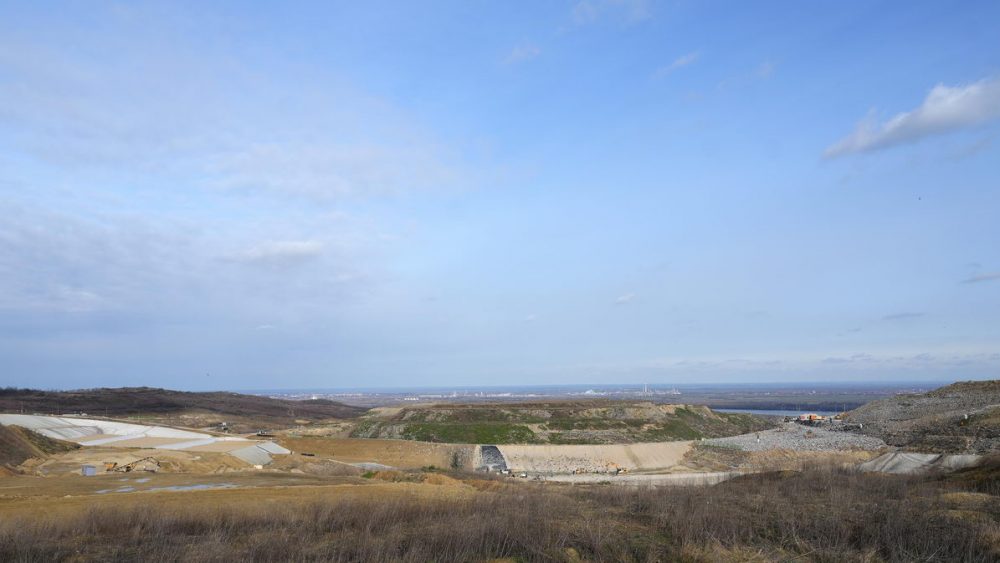 The new sanitary landfill started operations in August 2nd, 2021. Municipal waste collected by PUC Gradska čistoća from the territory of 15 municipalities of Belgrade is disposed of at the new landfill in compliance with the highest waste management standards of the European Union and Serbia. On average, 500 to 600 trucks that is 1,500 tons of municipal waste arrive at the Vinča landfill. Construction of new sanitary cells is ongoing.