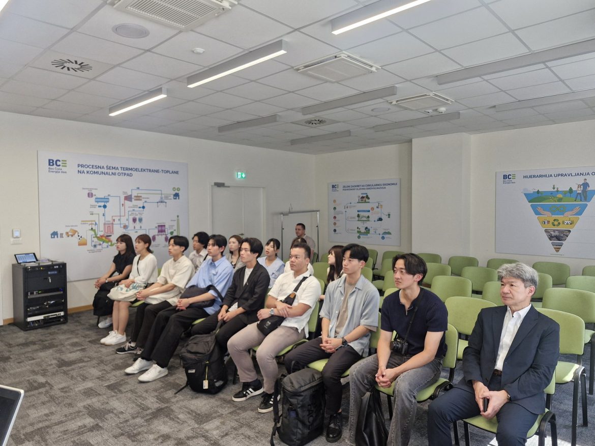 Students from Waseda University Visit-01